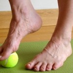 masaje con una pelota en los pies